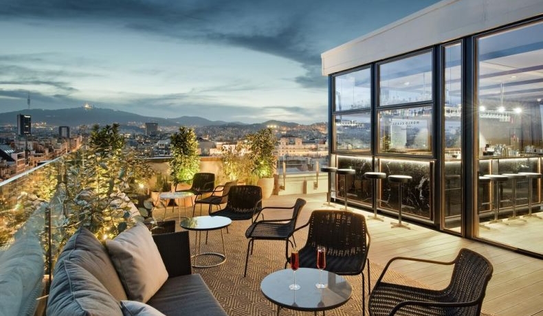 Vintage Balcony Décor: Enlightening Outdoor Ambiances!